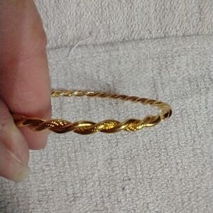 Goldtone twisted wire bangle